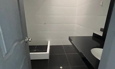 VENTA DE AMPLIA CASA DE 3 PISOS - CHORRILLOS