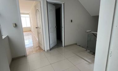 VENTA DE AMPLIA CASA DE 3 PISOS - CHORRILLOS
