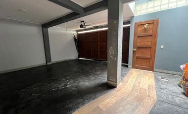 VENTA DE AMPLIA CASA DE 3 PISOS - CHORRILLOS