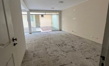 VENTA DE AMPLIA CASA DE 3 PISOS - CHORRILLOS