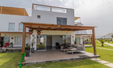 Casa de Playa en Venta Puerto Viejo Km 72 | Primera Fila | Vista Al Mar | 3 Pisos