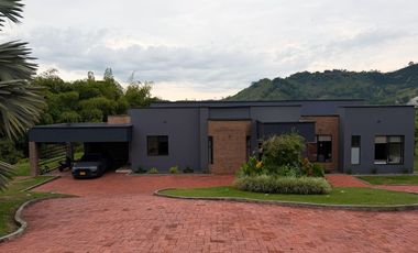 Casa Campestre Moderna con Piscina Infinita y Vista a la Montaña en Pereira | Lujo, Privacidad y Naturaleza