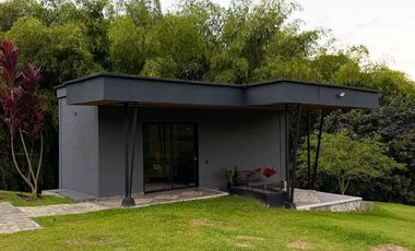 Casa Campestre Moderna con Piscina Infinita y Vista a la Montaña en Pereira | Lujo, Privacidad y Naturaleza