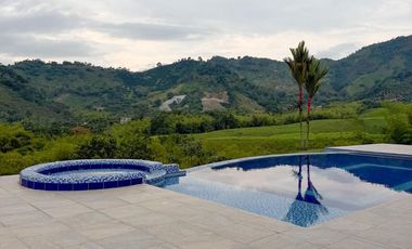 Casa Campestre Moderna con Piscina Infinita y Vista a la Montaña en Pereira | Lujo, Privacidad y Naturaleza