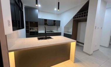 Casa de estreno en venta en Miraflores Country Club
