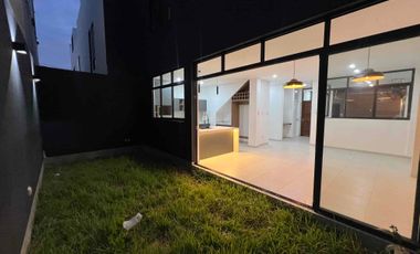 Casa de estreno en venta en Miraflores Country Club