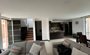 Casa semicampestre en venta | 3 pisos | Doble parqueadero | Excelente ubicación