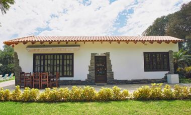VENDO HERMOSA CASA DE CAMPO ESTILO MEDITERRÁNEO, TOTALMENTE AMOBLADA, EN LA MEJOR ZONA DE CIENEGUILLA.