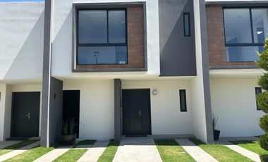 Casa en renta en Aurea a 8 min del aeropuerto, fraccionamiento con extensas y hermosas áreas verdes y servicios