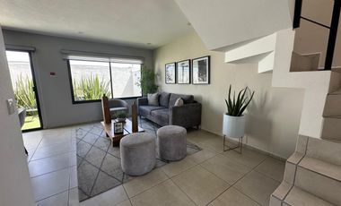 Casa en renta en Aurea a 8 min del aeropuerto, fraccionamiento con extensas y hermosas áreas verdes y servicios