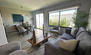 Casa en renta en Aurea a 8 min del aeropuerto, fraccionamiento con extensas y hermosas áreas verdes y servicios
