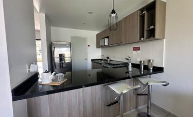 Casa en renta en Aurea a 8 min del aeropuerto, fraccionamiento con extensas y hermosas áreas verdes y servicios