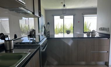 Casa en renta en Aurea a 8 min del aeropuerto, fraccionamiento con extensas y hermosas áreas verdes y servicios
