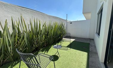 Casa en renta en Aurea a 8 min del aeropuerto, fraccionamiento con extensas y hermosas áreas verdes y servicios