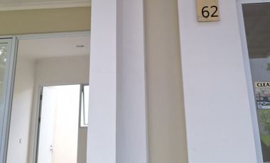 Disewakan Rumah Baru 2 lantai Perumahan JGC Cluster South Thames J12/ 62 Lokasi Asri Seberang Taman Parkiran Luas