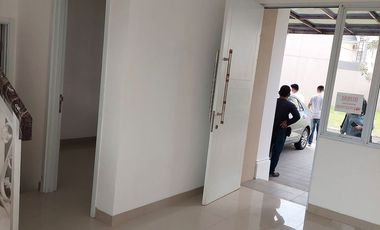 Disewakan Rumah Baru 2 lantai Perumahan JGC Cluster South Thames J12/ 62 Lokasi Asri Seberang Taman Parkiran Luas