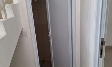 Disewakan Rumah Baru 2 lantai Perumahan JGC Cluster South Thames J12/ 62 Lokasi Asri Seberang Taman Parkiran Luas