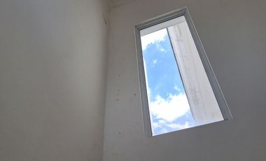 Disewakan Rumah Baru 2 lantai Perumahan JGC Cluster South Thames J12/ 62 Lokasi Asri Seberang Taman Parkiran Luas