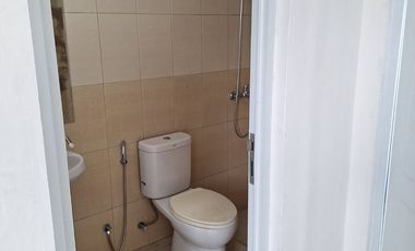 Disewakan Rumah Baru 2 lantai Perumahan JGC Cluster South Thames J12/ 62 Lokasi Asri Seberang Taman Parkiran Luas