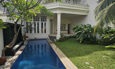 Rumah Mewah 2 1/2 Lantai Desain European Classic di  Kemang Jaksel