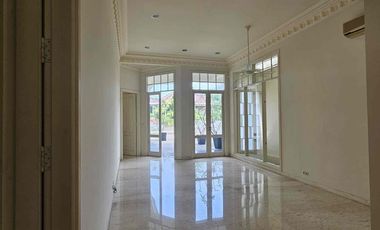 Rumah Mewah 2 1/2 Lantai Desain European Classic di  Kemang Jaksel