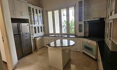 Rumah Mewah 2 1/2 Lantai Desain European Classic di  Kemang Jaksel