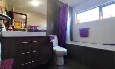 SE VENDE HERMOSA CASA DE TRES PISOS EN LOMAS SAN SEBASTIAN