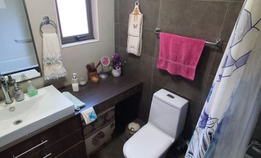 SE VENDE HERMOSA CASA DE TRES PISOS EN LOMAS SAN SEBASTIAN