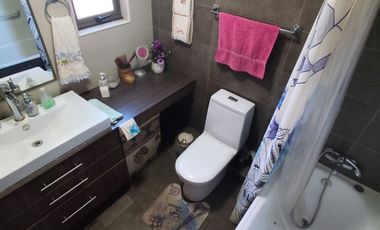 SE VENDE HERMOSA CASA DE TRES PISOS EN LOMAS SAN SEBASTIAN