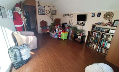 SE VENDE HERMOSA CASA DE TRES PISOS EN LOMAS SAN SEBASTIAN