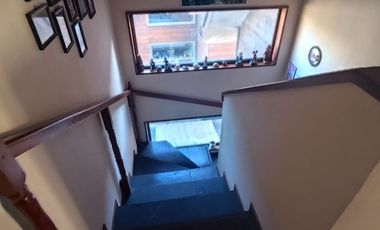 SE VENDE HERMOSA CASA DE TRES PISOS EN LOMAS SAN SEBASTIAN