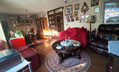 SE VENDE HERMOSA CASA DE TRES PISOS EN LOMAS SAN SEBASTIAN