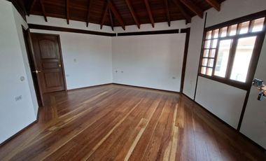 Venta de Casa de 4 dormitorios, Sector Mitad del Mundo, Quito, Ecuador