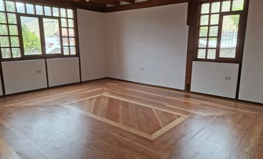 Venta de Casa de 4 dormitorios, Sector Mitad del Mundo, Quito, Ecuador