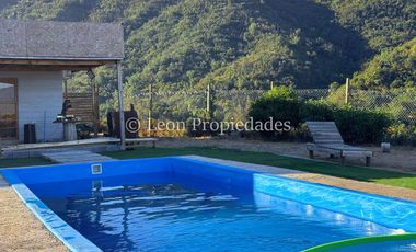 Leon Propiedades vende parcela con casa y piscina ubicada condominio, en Curacaví.