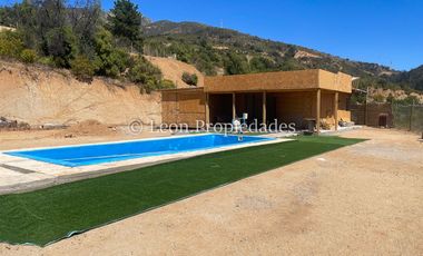 Leon Propiedades vende parcela con casa y piscina ubicada condominio, en Curacaví.