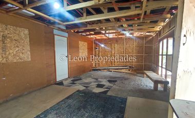 Leon Propiedades vende parcela con casa y piscina ubicada condominio, en Curacaví.