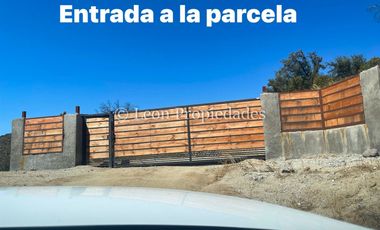 Leon Propiedades vende parcela con casa y piscina ubicada condominio, en Curacaví.