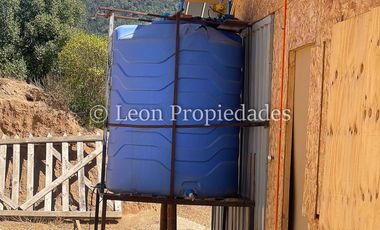 Leon Propiedades vende parcela con casa y piscina ubicada condominio, en Curacaví.