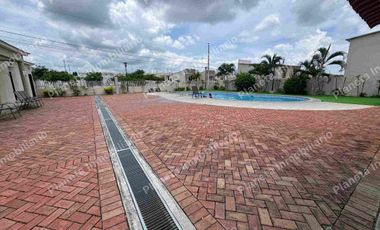 En alquiler casa de 2 dormitorios en Urb.Bella Vita 2 en vía la costa.