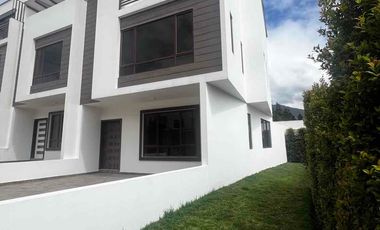 casa en venta a estrenar súper amplia sector Río amarillo sayausi San Sebastián