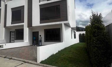 casa en venta a estrenar súper amplia sector Río amarillo sayausi San Sebastián