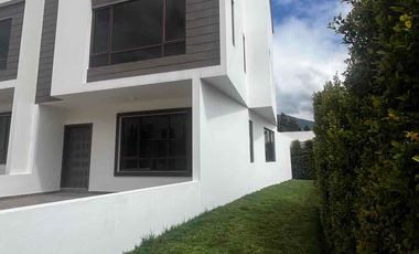 casa en venta a estrenar súper amplia sector Río amarillo sayausi San Sebastián