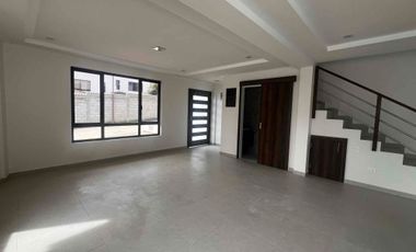 casa en venta a estrenar súper amplia sector Río amarillo sayausi San Sebastián