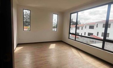 casa en venta a estrenar súper amplia sector Río amarillo sayausi San Sebastián
