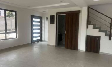 casa en venta a estrenar súper amplia sector Río amarillo sayausi San Sebastián