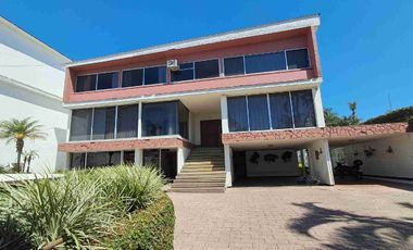 SE VENDE hermosa y amplia casa en avenida 1