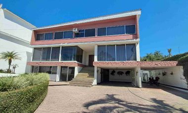 SE VENDE hermosa y amplia casa en avenida 1