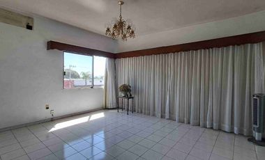 SE VENDE hermosa y amplia casa en avenida 1