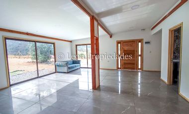 Leon Propiedades vende parcela con casa ubicada condominio, en Curacaví.